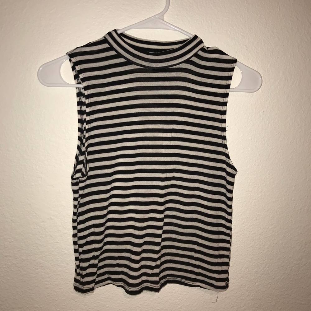 CUTE BLACK&WHITE STRIPED SLEVELESS CROP TOP